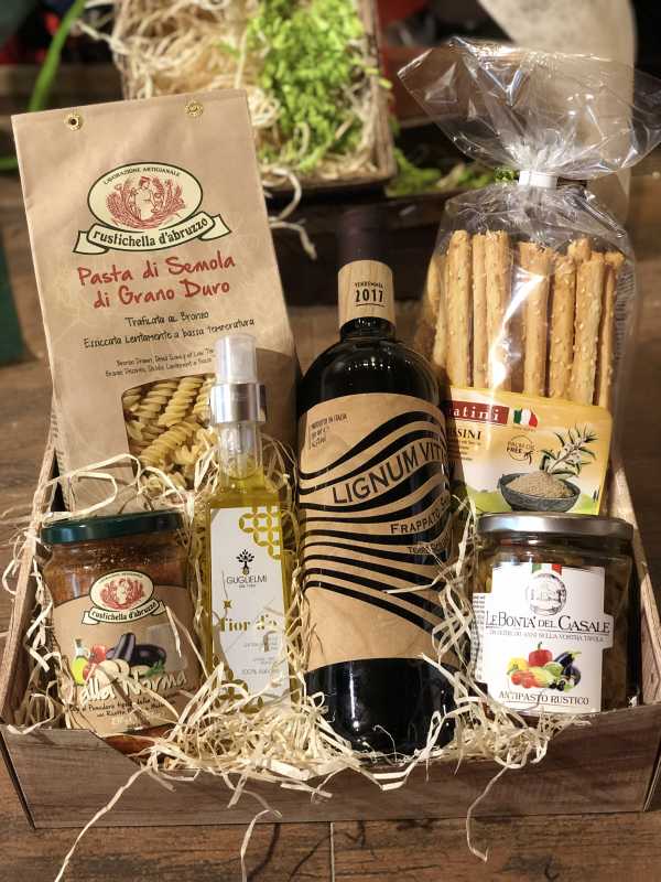 Eine Holzkiste mit verschiedene Lebensmittel